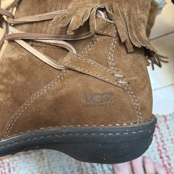 UGG AUSTRALIA “Gaviota” boots in tan - Picture 3 of 11